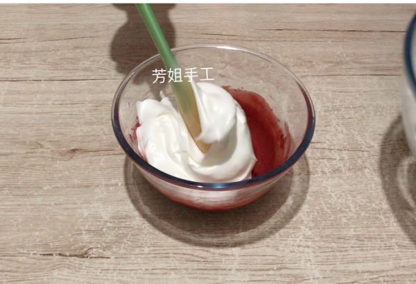 红丝绒草莓年轮蛋糕卷