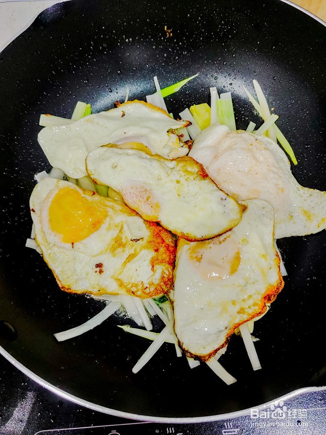 葱烧红椒荷包蛋的做法