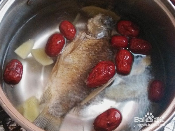红枣木瓜鲫鱼汤的做法