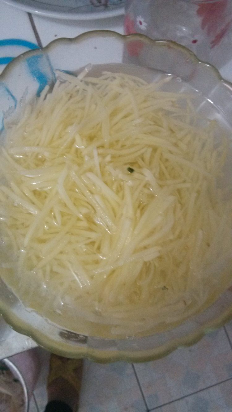 教你做酸辣土豆丝，真是难得的美味