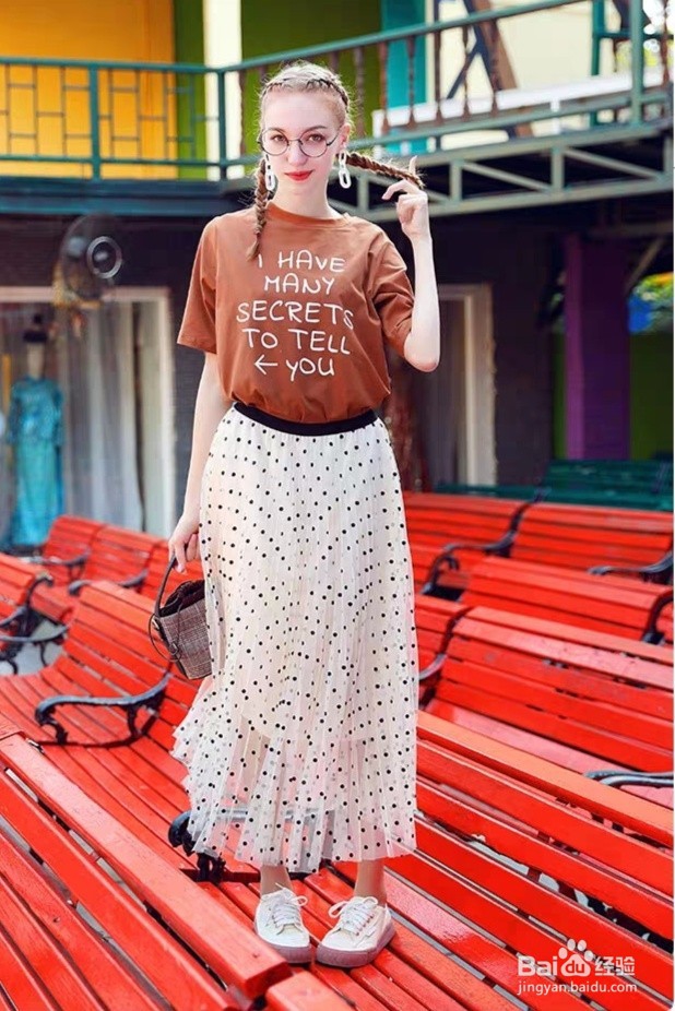 棕色T恤怎么搭配