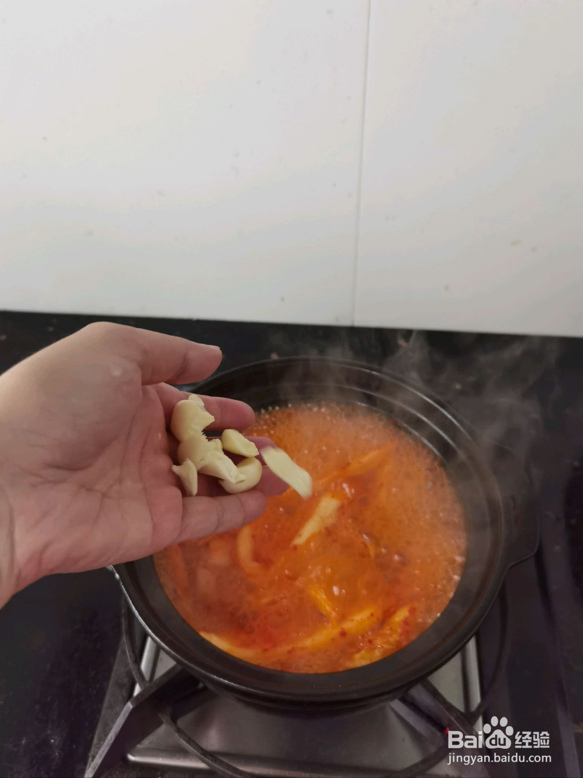 泡菜海鲜菌菇煲的做法