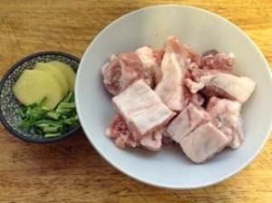排骨粉条炖酸菜的做法