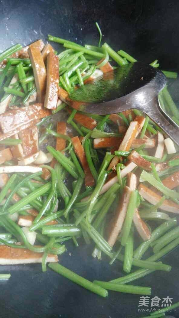 芹菜炒香干的做法