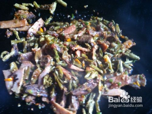 扑豆角炒腊肉的作法