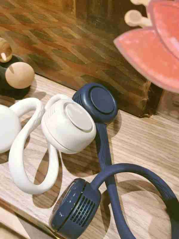 夏天的降温神器，干什么都可以用，必备小风扇。
