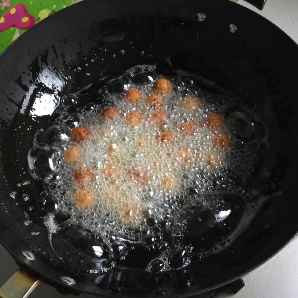 香炸牛肉丸子的做法，快收快收！