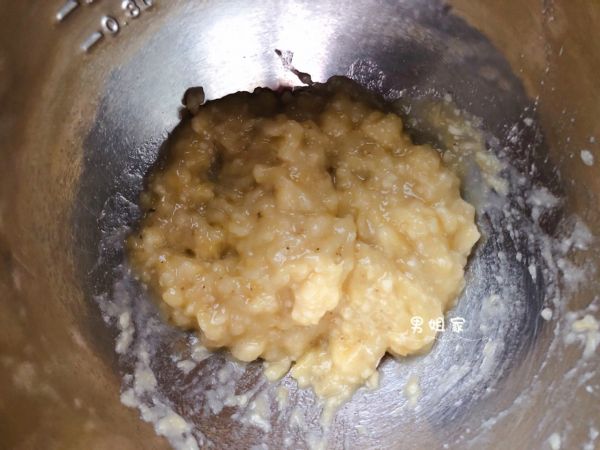 香蕉坚果磅蛋糕