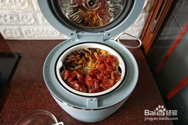 家庭自制蒸的腊味煲仔饭