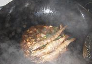 红根白菜焖大虾的做法