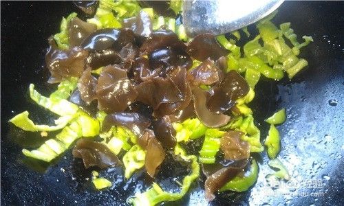 如何做出美味的肉末青椒黑木耳炒豌豆