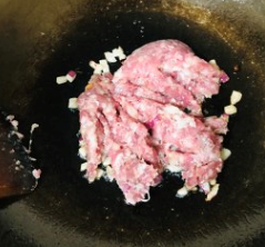儿子能吃满满一碗饭的肉末豆角