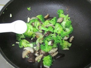 西兰花炒虾仁的做法