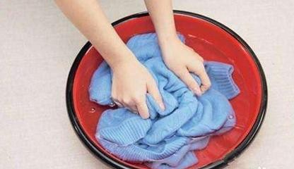 白色衣服脏了怎么洗