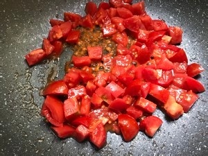 零难度西红柿杂菜鸡腿肉丁的做法