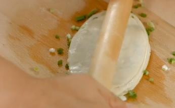 怎么用饺子皮做葱油饼