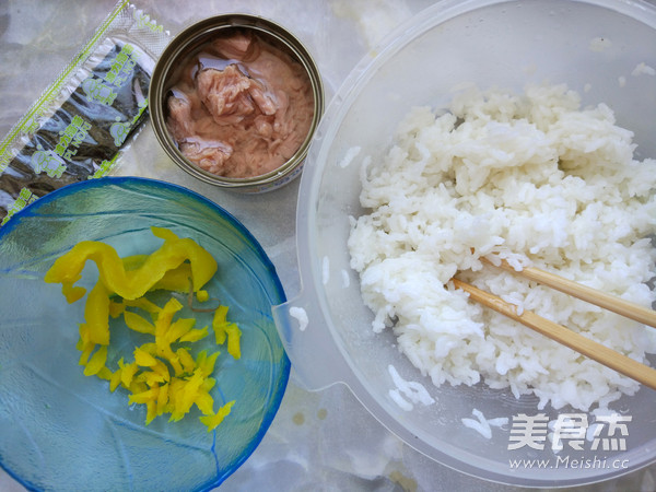金枪鱼饭团的做法