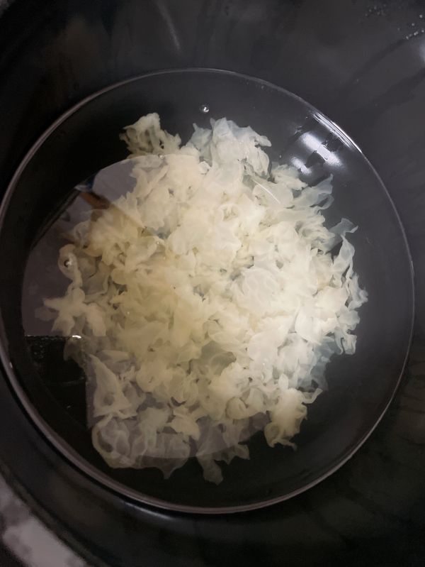 冰糖银耳红枣梨汤