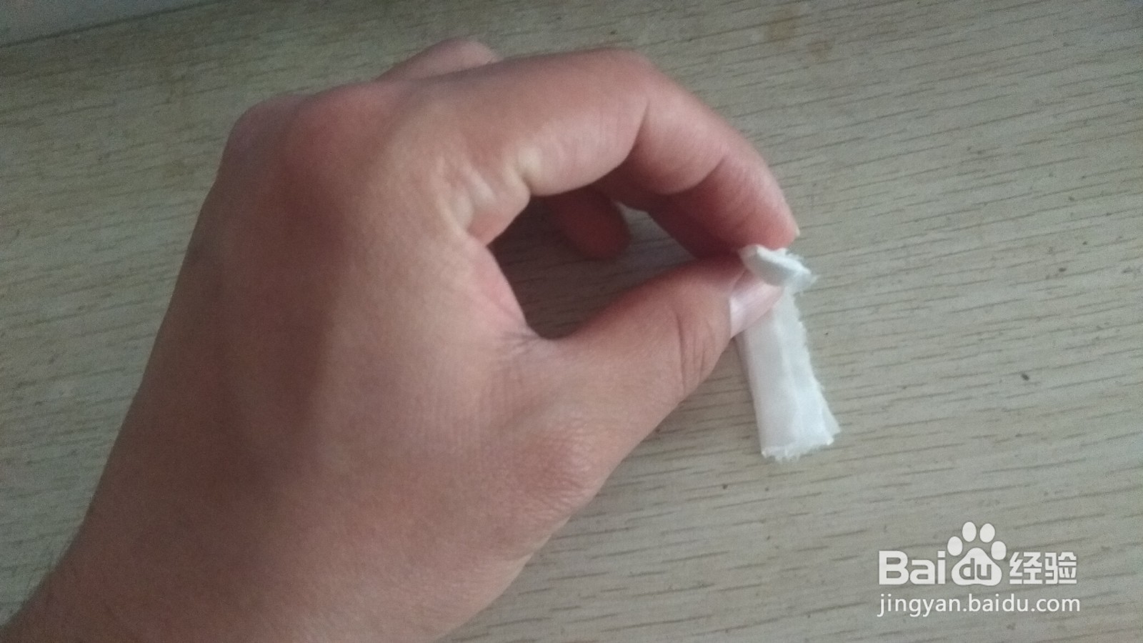 如何用一条手纸做简易的中性笔的支架