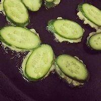 鹅肝酱煎黄瓜虾仁饼的做法