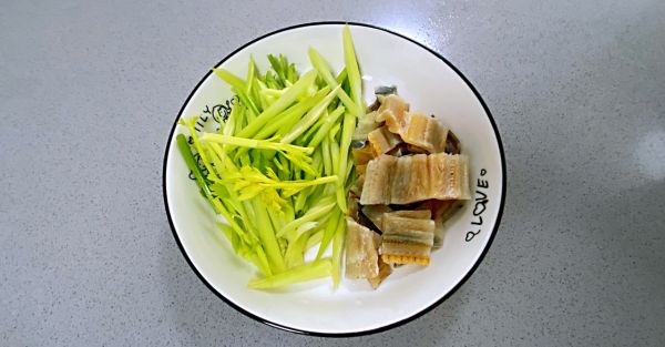 西芹炒鳗干好吃又营养
