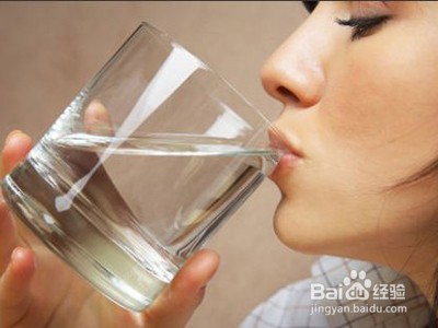 如何避免嘴唇干裂