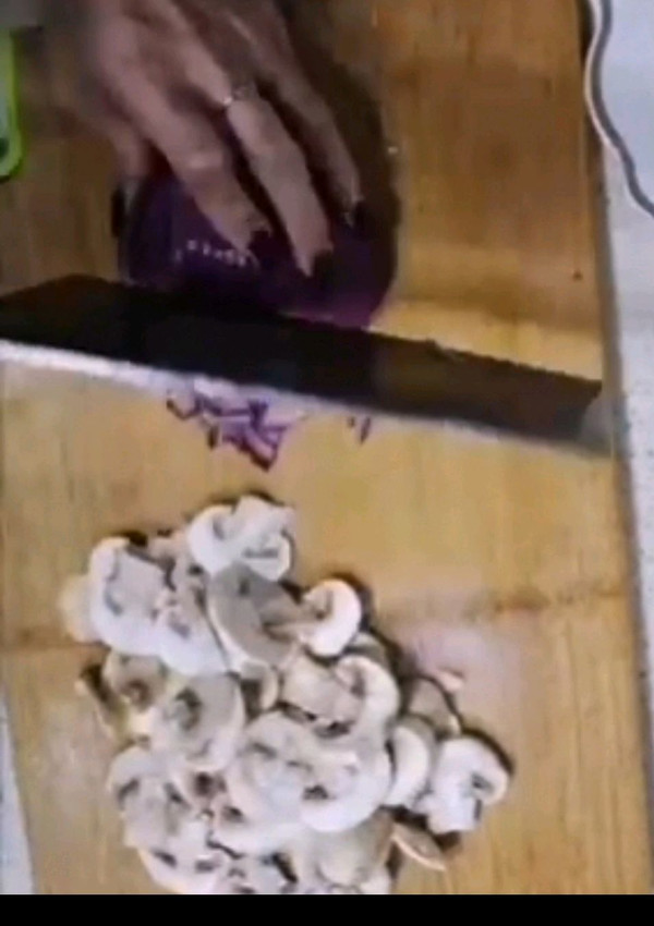 口蘑虾仁鸡肉浓汤