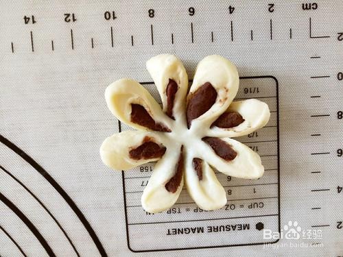 花朵豆沙面包