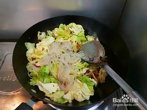 圆白菜炒粉丝的步骤