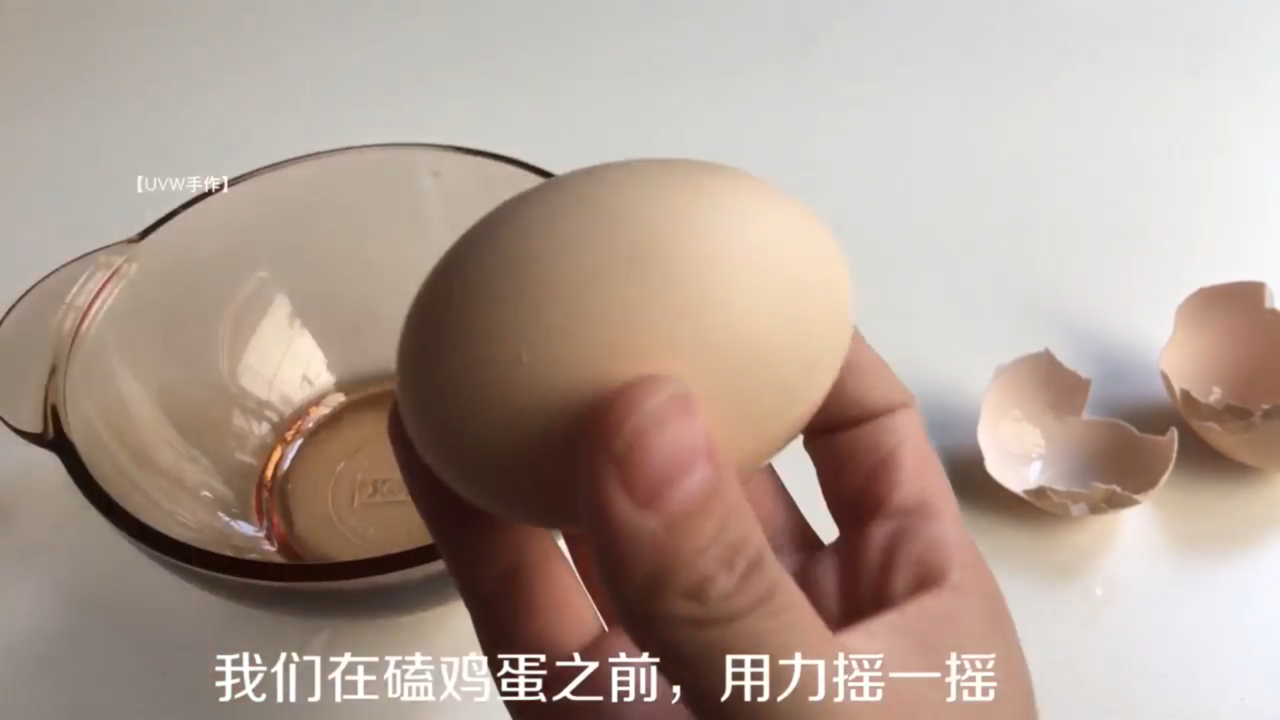 磕鸡蛋时如何防止蛋清过多遗留