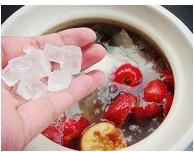 .清火去毒润燥的——双耳山楂雪梨羹
