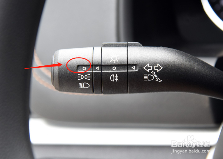 荣威汽车i6灯光如何调节
