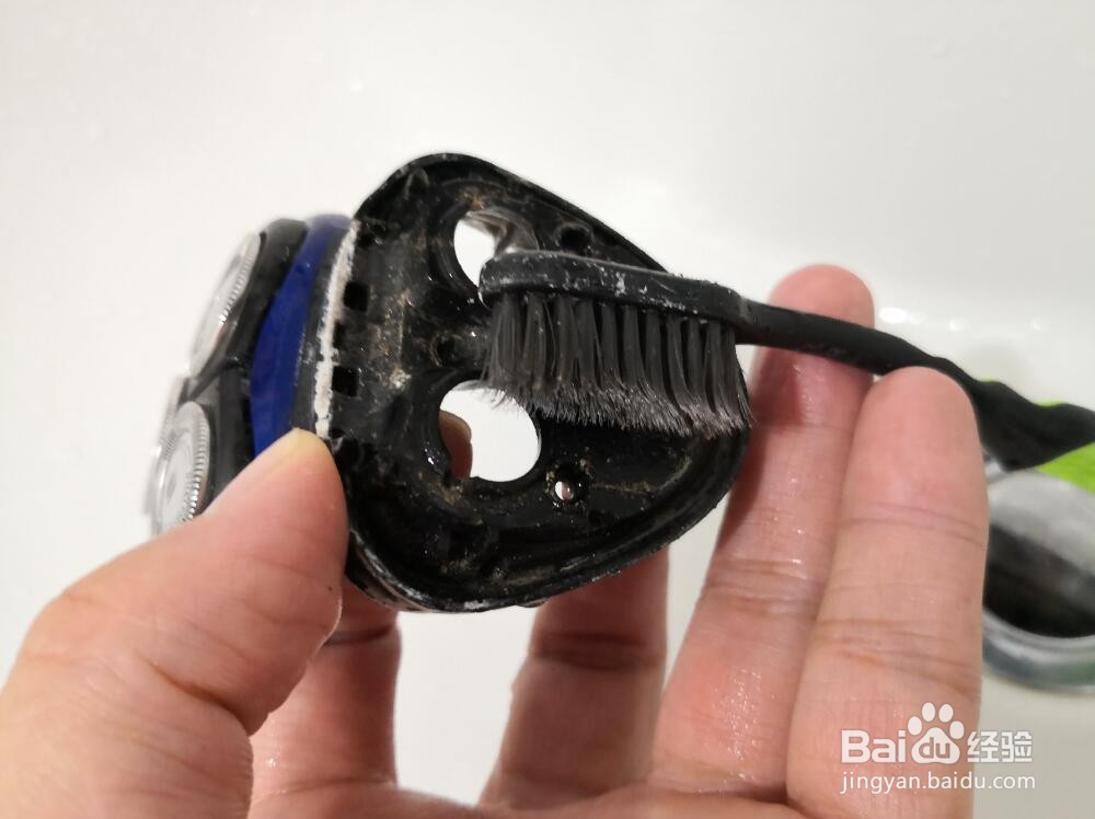 怎样拆卸清洗飞利浦PT868剃须刀内部