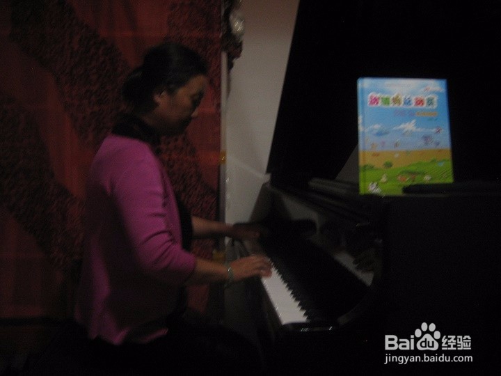 老年人怎样引导孩子学弹钢琴