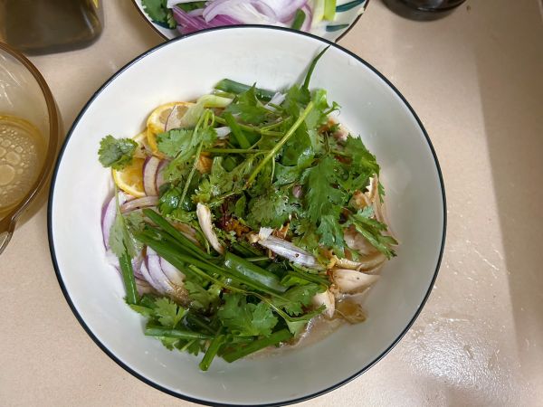 捞汁柠檬手撕鸡腿肉