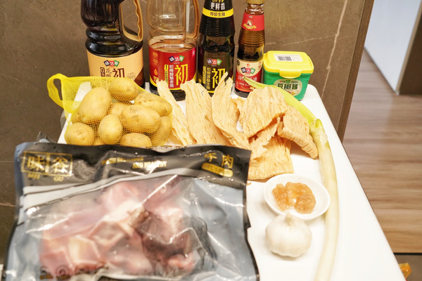 红烧土豆牛腩焖腐竹