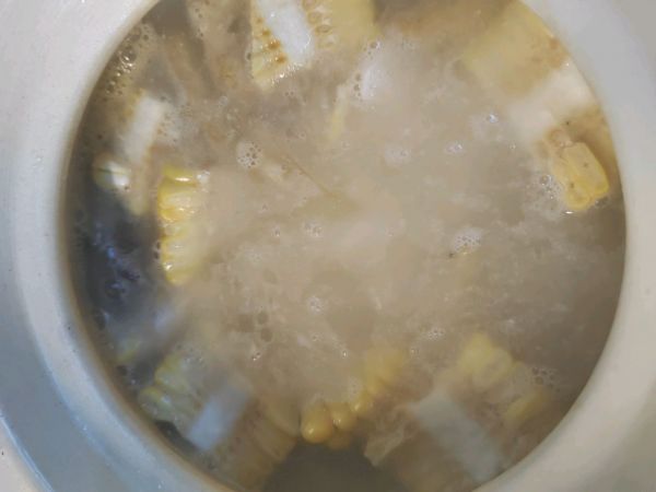 山药萝卜玉米排骨汤