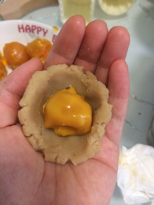 广式蛋黄莲蓉月饼