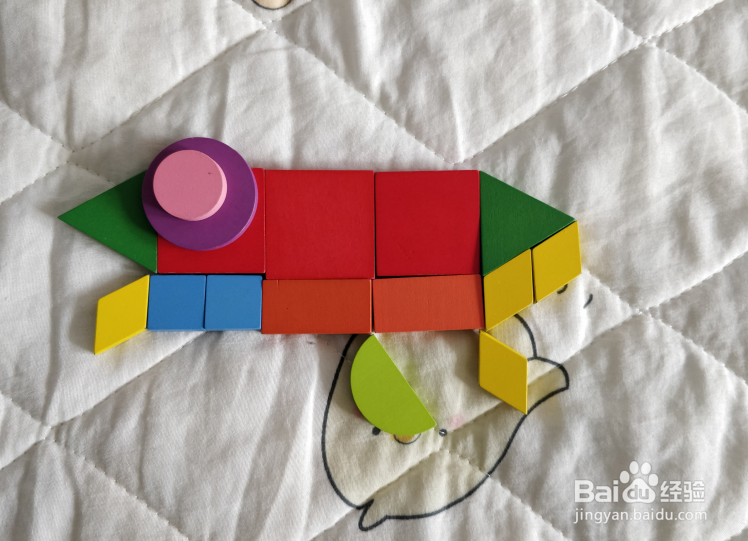 用几何形状积木怎么拼一条细长的海鱼?