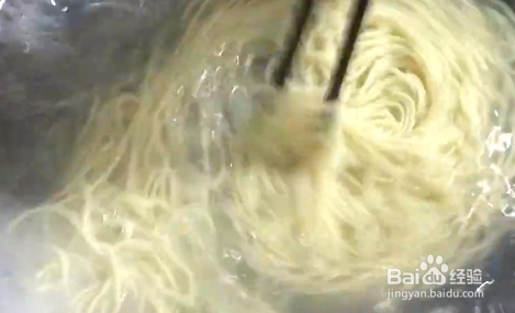 如何制作一碗地道的豌豆杂酱面?