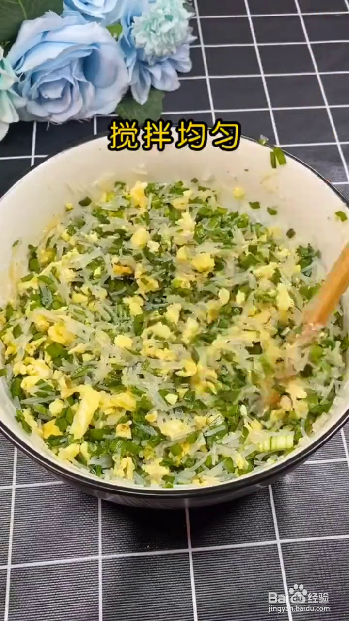 如何制作好吃的韭菜粉丝鸡蛋卷？