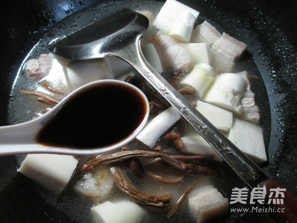 茶树菇茭白烧五花肉