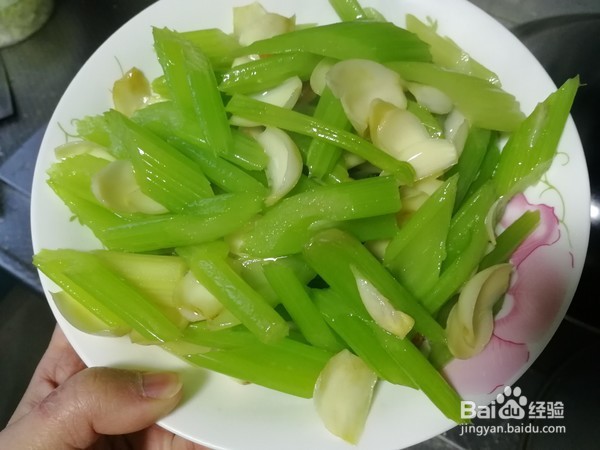 清炒西芹百合