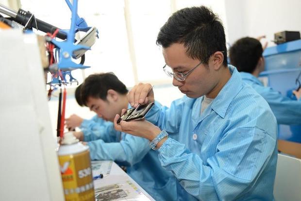 手机插在电脑上读不出来，只显示充电……