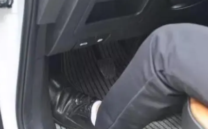 新手开车,左脚可以一直放在离合器上吗,左脚踩离合