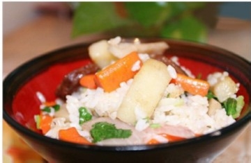 彩虹帽教你用煲仔饭机做莲藕腊肠煲仔饭