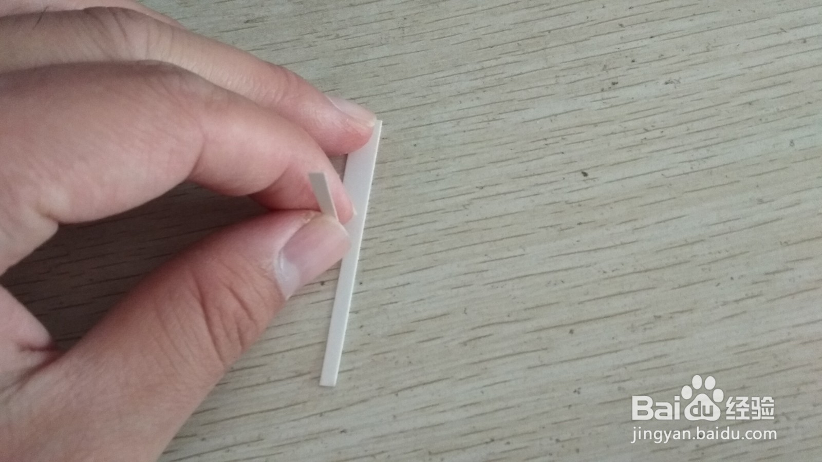 如何用一小块硬卡纸做两支中性笔的简易支架