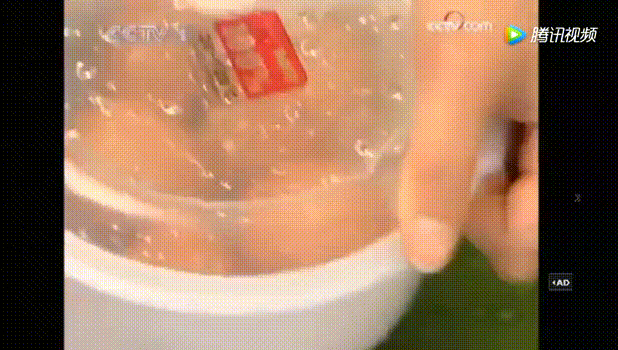 如何巧剥皮蛋壳？