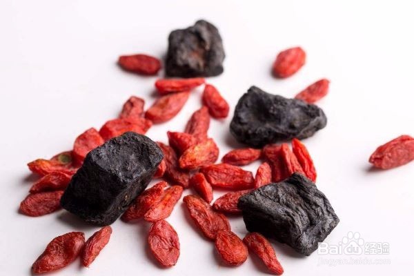 如何从白发的位置判断健康状况？