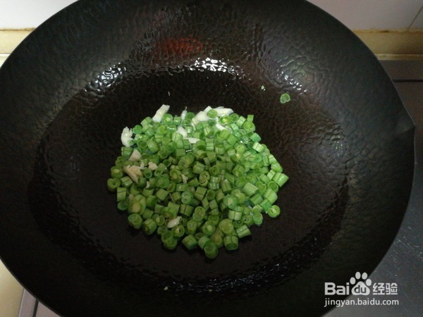豆角丁炒面包的做法